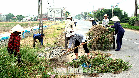 Nhân dân Thị trấn Thịnh Long làm vệ sinh môi trường nông thôn.