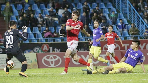 Pha tranh bóng giữa hai đội Than Quảng Ninh và Hà Nội FC trong trận đấu cuối cùng của V-League 2017.