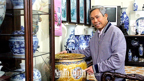 Ông Trần Đức Cự, số nhà 137, đường Thái Bình, phường Lộc Hạ, Thành phố Nam Định bên bộ sưu tập gốm sứ Bát Tràng.