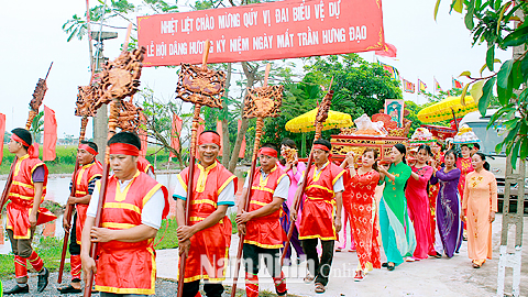 Rước trong lễ hội Đền Trần thôn Thịnh Phú.