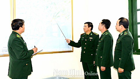 Cán bộ, chiến sĩ Đồn Biên phòng Quất Lâm (Giao Thủy) triển khai kế hoạch công tác những ngày cuối năm.