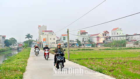 Đường nội đồng xóm 5 Đồng Chiến của xã Nghĩa Lạc đảm bảo theo tiêu chí mới về NTM.