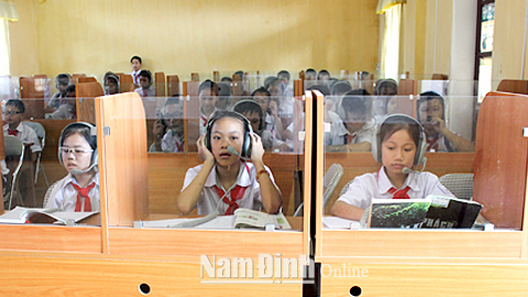 Học sinh Trường THCS Hàn Thuyên (TP Nam Định) trong giờ học ngoại ngữ.