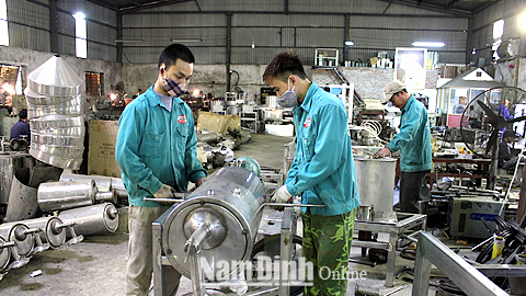 Sản xuất tủ hấp cơm công nghiệp - sản phẩm công nghiệp nông thôn tiêu biểu cấp tỉnh năm 2017 của Xưởng thiết bị thực phẩm Thế Chiều, xã Liêm Hải (Trực Ninh).