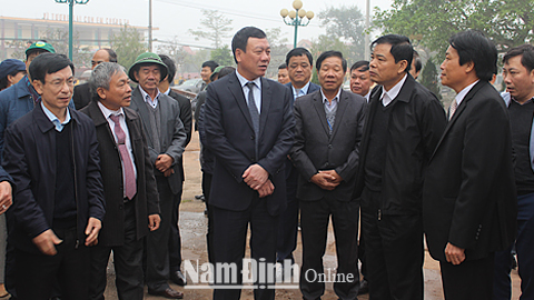 Các đại biểu đi khảo sát thực tế tại xã Hải Thanh, xã được huyện Hải Hậu lựa chọn làm điểm xây dựng xã nông thôn mới kiểu mẫu.
