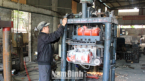 Sản xuất máy ép gạch thủy lực tại Cty TNHH Thanh Bằng, xã Xuân Tiến (Xuân Trường).