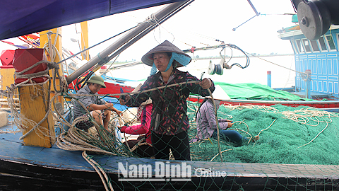 Ngư dân huyện Nghĩa Hưng chuẩn bị ngư lưới cụ ra khơi.