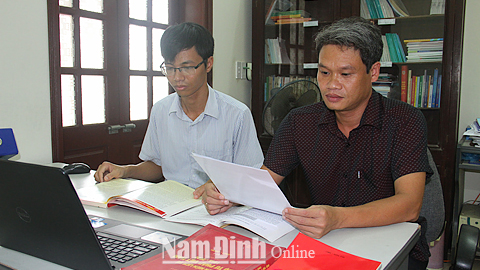 Cán bộ Phòng Tư pháp huyện Hải Hậu chuẩn bị nội dung TGPL lưu động cho nhân dân.