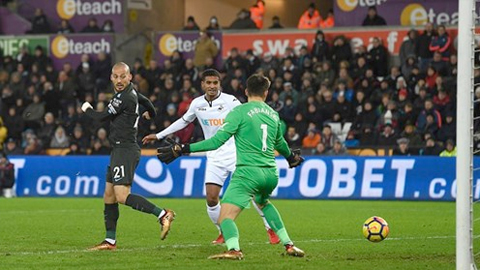  David Silva ghi bàn thắng mở tỷ số cho Man City ở phút 27