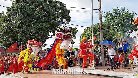 Đội múa sư tử biểu diễn trong lễ trùng tu đền Giáp Đàm, xóm 4, xã Hải Bắc. Bài và ảnh: Khánh Dũng