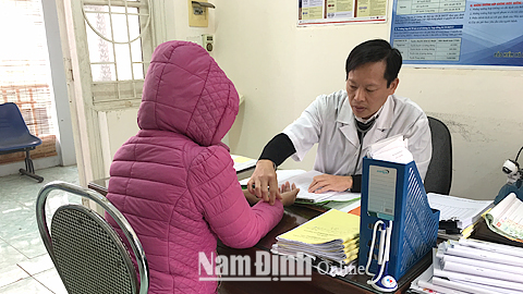 Bác sĩ Nguyễn Quang Trung khám bệnh cho bệnh nhân HIV.