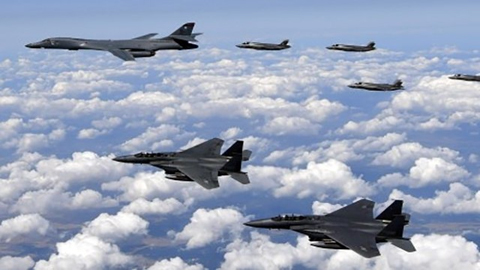 Máy bay ném bom B1-B và F-35B của Mỹ tham gia cuộc tập trận chung tại Hàn Quốc. Ảnh AP