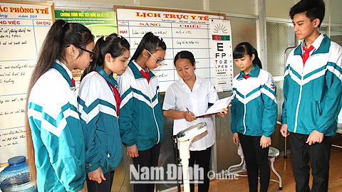 Truyền thông sức khỏe cho học sinh Trường THCS Nghĩa Thái (Nghĩa Hưng). 
