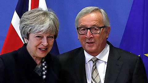 Thủ tướng Anh Theresa May và Chủ tịch Ủy ban châu Âu Jean-Claude Juncker tại Hội nghị thượng đỉnh EU 12-2017. (Ảnh: Reuters)