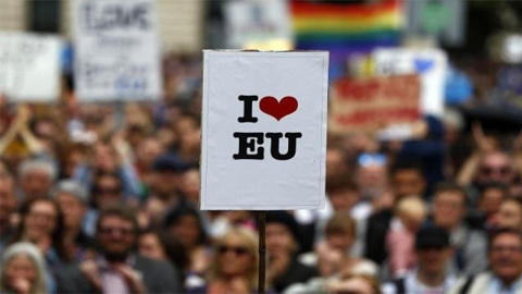Biểu ngữ trong “Cuộc biểu tình vì châu Âu” nhằm phản đối quyết định Anh rời EU, diễn ra tại London (Ảnh: Reuters)