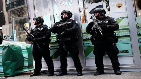Cảnh sát New York canh gác tại Quảng trường Thời Đại sau vụ 1 người đàn ông ôm bom đến ga xe bus liên bang Port Authority. (Nguồn: AFP)