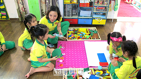 Cô và trò Trường Mầm non Thống Nhất (TP Nam Định) thực hành trên sản phẩm đồ chơi tự làm đạt giải nhất của Hội thi trong lĩnh vực giáo dục.