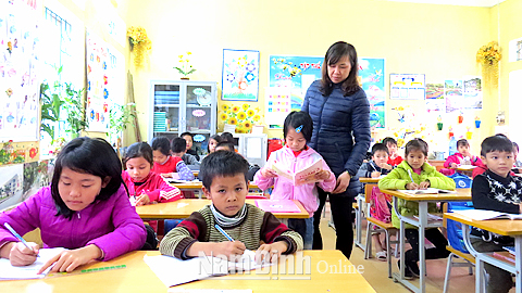 Em Nguyễn Hải Yến, học sinh khuyết tật Trường Tiểu học Yên Cường (Ý Yên) luôn được thầy cô và bạn bè quan tâm, giúp đỡ trong học tập, sinh hoạt.