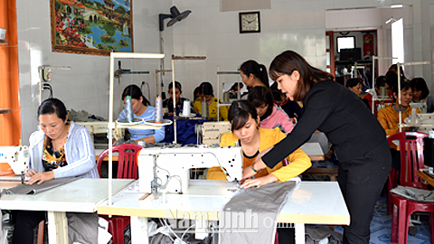 Lớp dạy nghề may công nghiệp cho lao động nông thôn tại xã Hải Phú.