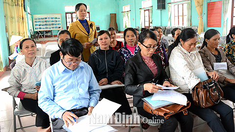Cán bộ Hội Phụ nữ xã Yên Bình (Ý Yên) thường xuyên tham gia các buổi sinh hoạt để đôn đốc nhắc nhở các tổ viên tổ TK và VV thực hiện nghiêm các quy định trong sử dụng vốn tín dụng chính sách.