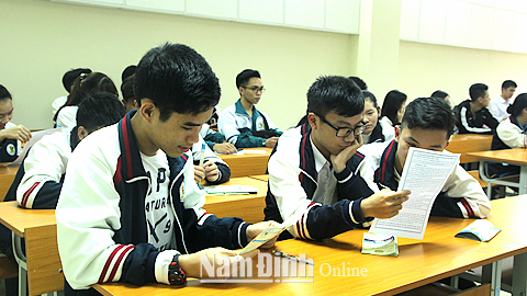 Sinh viên khối các trường đại học, cao đẳng tìm hiểu thông tin nghề nghiệp, việc làm tại Ngày hội việc làm, hướng nghiệp, khởi nghiệp cho thanh niên Nam Định năm 2017.