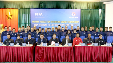 Hai giảng viên Ganesan Maniam (Singapore) và Subkhidin Mohd Salled (Malaysia) của FIFA trực tiếp tham gia hướng dẫn nâng cao nghiệp vụ cho các trọng tài hàng đầu của Việt Nam.