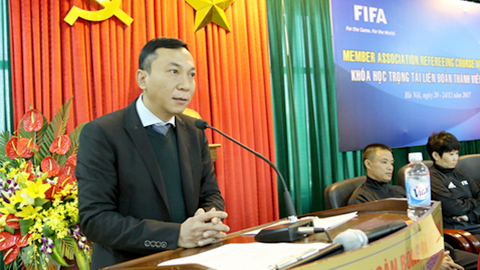 Phó Chủ tịch thường trực VFF Trần Quốc Tuấn phát biểu tại lễ khai giảng khóa học.