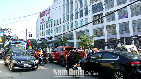 Ùn tắc giao thông trên đường Giải Phóng (TP Nam Định) sát ngay trung tâm thương mại dịch vụ Nam Định Tower.