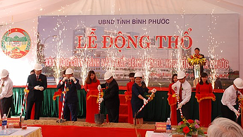 ​Các đại biểu tại lễ động thổ dự án nâng cấp bệnh viện đa khoa tỉnh Bình Phước