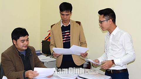 Cán bộ Ban Tổ chức Thành ủy Nam Định rà soát việc thực hiện Nghị quyết Trung ương 4 (khóa XII) của cơ sở.