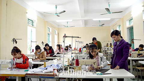 Lớp dạy nghề may công nghiệp cho lao động nông thôn tại Trung tâm Dạy nghề huyện Xuân Trường.