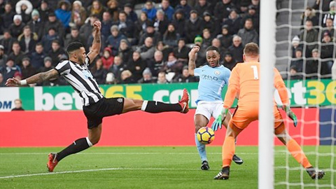 Raheem Sterling ghi bàn thắng duy nhất giúp Man City giành trọn 3 điểm trên sân của Newcastle.