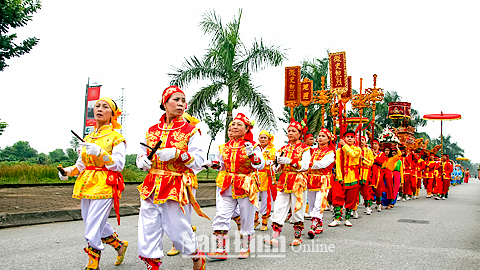 Rước trong lễ hội truyền thống Đền Trần, phường Lộc Vượng (TP Nam Định) năm 2017.