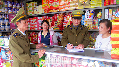 Lực lượng Quản lý thị trường hướng dẫn các hộ kinh doanh trên địa bàn huyện Hải Hậu ký cam kết không tiêu thụ hàng giả, hàng nhái.