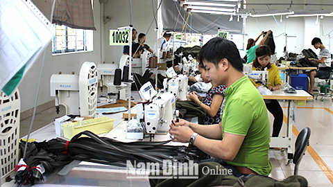 Sản xuất trang phục xuất khẩu tại Cty TNHH Công nghệ may mặc Spectre Việt Nam, KCN Hòa Xá (TP Nam Định).