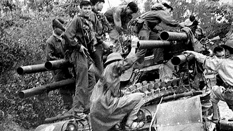 Quân giải phóng trên đường vào Huế trong cuộc Tổng tiến công và nổi dậy Xuân Mậu Thân 1968. Ảnh: Tư liệu