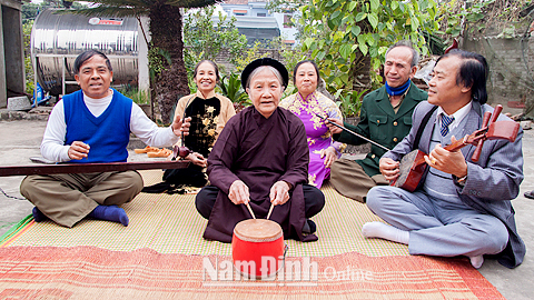 Cụ Nguyễn Thị Tính (89 tuổi) (ngồi giữa) biểu diễn hát chèo cùng các con cháu.