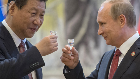 Tổng thống Nga Putin (phải) nâng li với Chủ tịch Trung Quốc Tập Cận Bình sau một buổi lễ ký kết hợp tác tại Thượng Hải. Ảnh: Sputnik