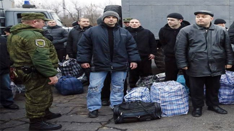 Cuộc trao đổi tù binh tại miền đông Ucraina. (Ảnh: Reuters)