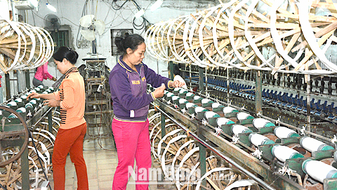 Được Ngân hàng CSXH huyện Trực Ninh hỗ trợ vốn, gia đình chị Đoàn Thị Huê, thôn Cổ Chất, xã Phương Định đầu tư phát triển nghề dệt, mang lại nguồn thu nhập ổn định.