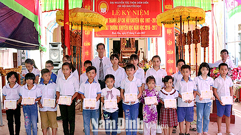 Dòng họ Đại Nguyễn, xã Bình Hòa (Giao Thủy) phát thưởng cho con cháu có thành tích tốt trong học tập. Ảnh: Do cơ sở cung cấp