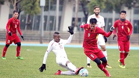 Văn Toàn đi bóng trước sự truy cản của cầu thủ U23 Palestine.
