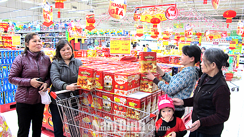 Người dân mua sắm hàng hóa tại Siêu thị Big C (TP Nam Định).