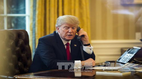 Tổng thống Mỹ Donald Trump có cuộc điện đàm với người đồng cấp Pháp Emmanuel Macron. Ảnh: EPA/TTXVN