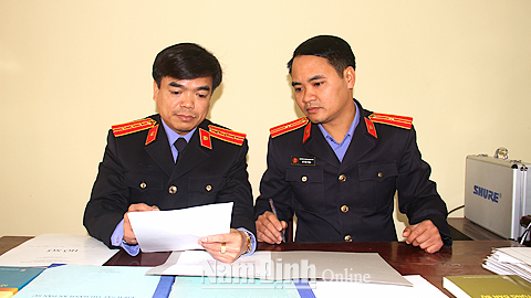 Cán bộ, kiểm sát viên Viện KSND huyện Vụ Bản trao đổi nghiệp vụ.