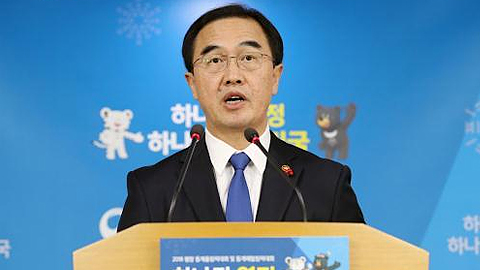 Bộ trưởng Bộ Thống Nhất Hàn Quốc Cho Myoung-gyon trong cuộc họp báo tại Seoul. Ảnh: YONHAP/TTXVN