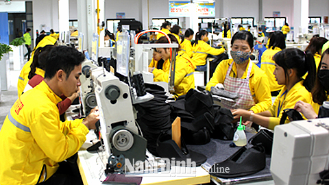 Gia công các sản phẩm giày da xuất khẩu tại Cty TNHH Việt Power (Đài Loan), xã Hải Tân.