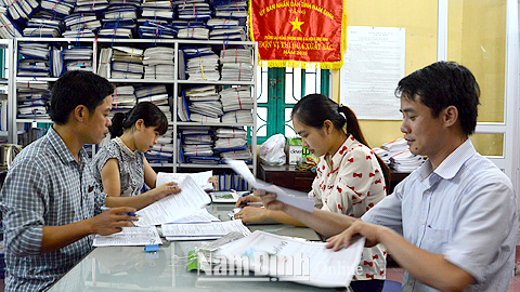 Cán bộ Phòng LĐ-TB và XH huyện Trực Ninh kiểm tra, rà soát việc thực hiện chế độ chính sách đối với người có công với cách mạng.