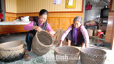 Hội viên phụ nữ xóm 4, xã Xuân Phong kiểm tra chất lượng sản phẩm ró cói.