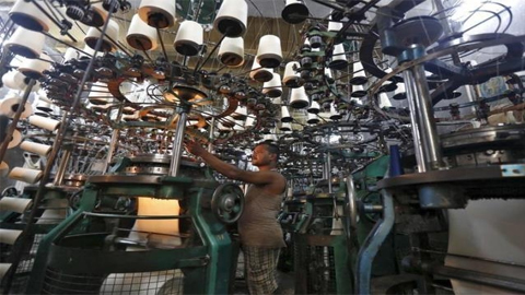 Công nhân làm việc tại một nhà máy ở Kolkata, Ấn Độ (Ảnh: Reuters)